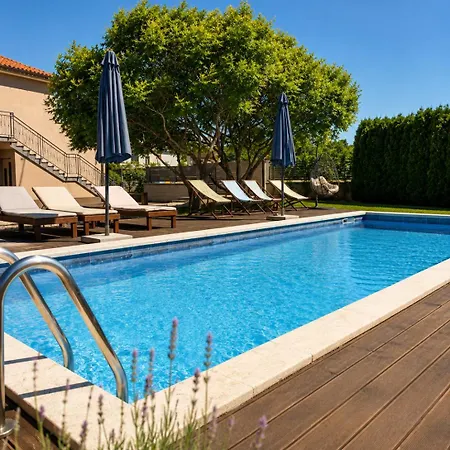 Lavanda With Private Pool شقة